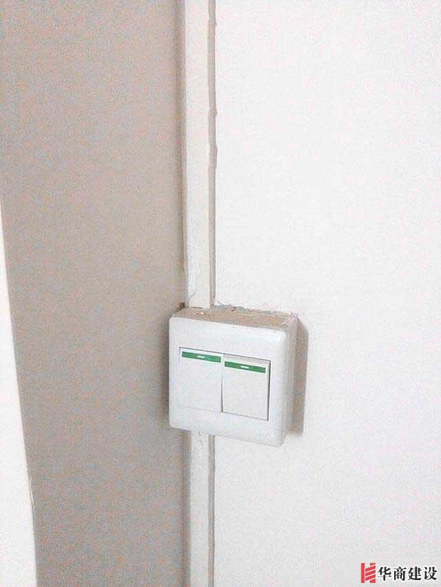 裝修時(shí)走的明線，結(jié)果太丑了，有什么方法把線槽蓋住呢？