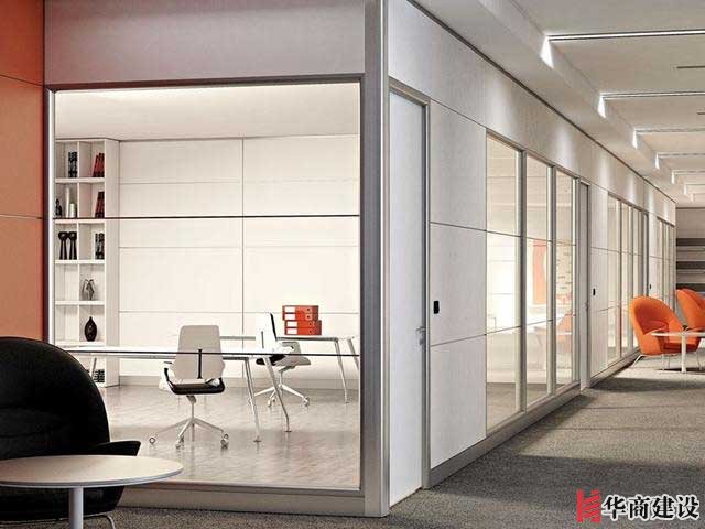 在廣州辦公室裝修為什么流行玻璃隔斷？